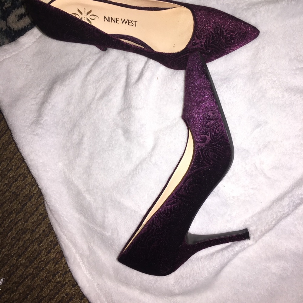 New with tag Nine West Pointy toe purple pumps!